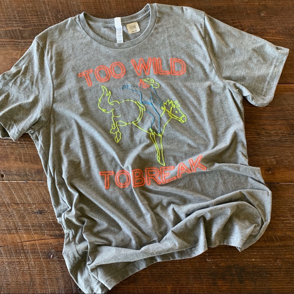 Too Wild Too Break graphic tee size Large 🐎